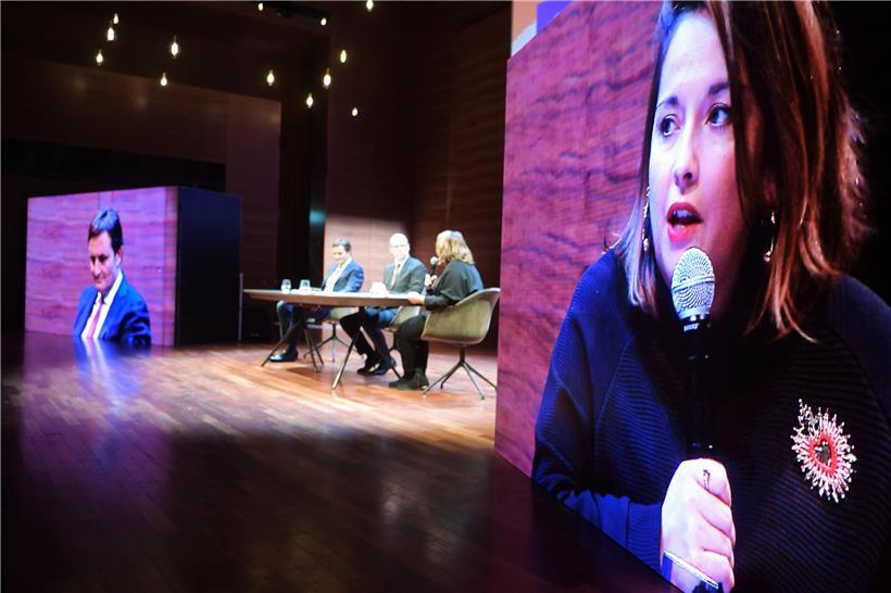 Die Gesichter der Kontrahenten wurden in Nahaufnahme auf große Leinwände projiziert
