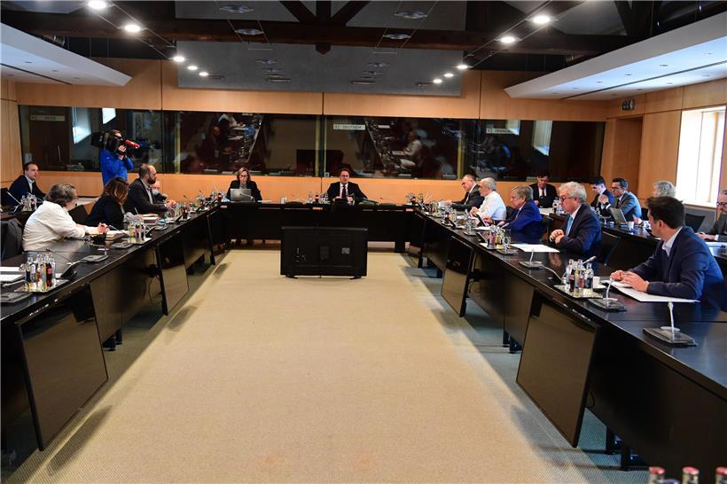 Die Gespräche zwischen Regierung und Gewerkschaften und die mit den Arbeitgebern dauerten insgesamt drei Stunden
