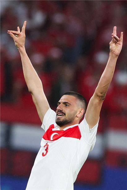 Die Geste, um die es geht: der „Wolfsgruß“ von Merih Demiral
