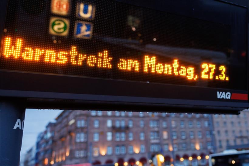 Die Gewerkschaften EVG und Verdi legen mit einem groß angelegten bundesweiten Warnstreik am Montag weite Teile des öffentlichen Verkehrs lahm
