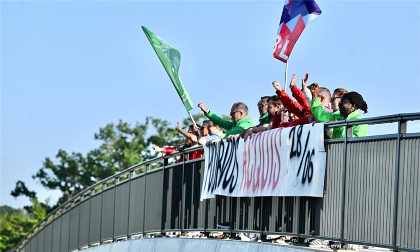 Die Gewerkschaftler hängten am Montagmorgen unter anderem Banner an die Brücken und wedelten mit Fahnen
