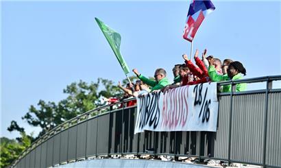 Die Gewerkschaftler hängten am Montagmorgen unter anderem Banner an die Brücken und wedelten mit Fahnen
