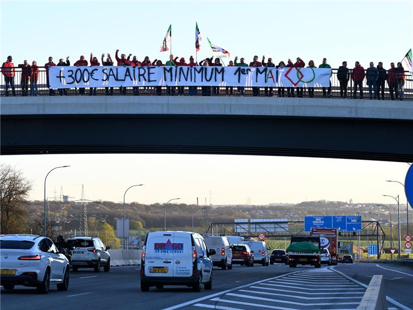 Transparent der Gewerkschaftsfront OGBL-LCGB auf Autobahnbrücke A3 bei Raststätte Berchem sichtbar angebracht