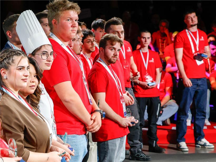 Gewinner der LuxSkills 2026 auf der Bühne mit Medaillen und Urkunden bei der Berufsmeisterschaft in Luxemburg