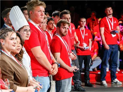 Gewinner der LuxSkills 2026 auf der Bühne mit Medaillen und Urkunden bei der Berufsmeisterschaft in Luxemburg