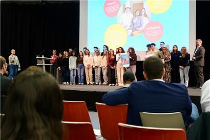 Die Gewinner des LdE-Preises 2025 nehmen ihre Urkunden entgegen
