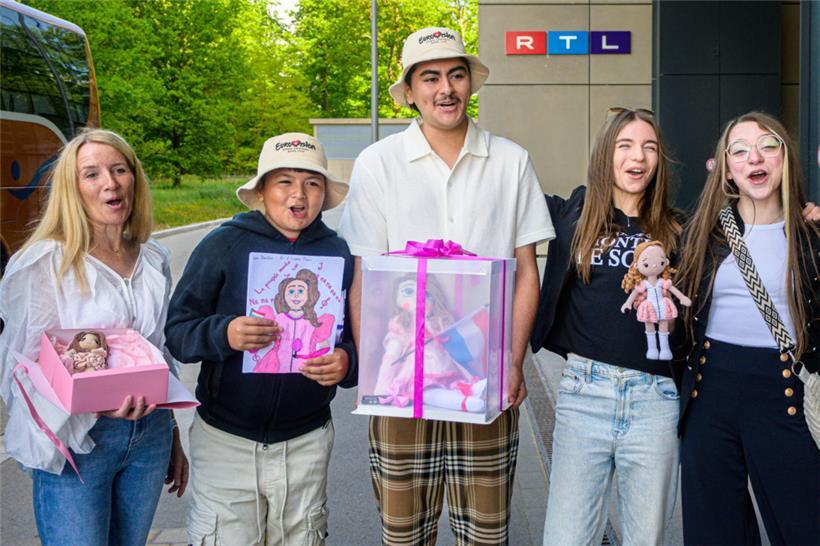 Die Gewinner des Puppen-Wettbewerbs mit Laura Thorn