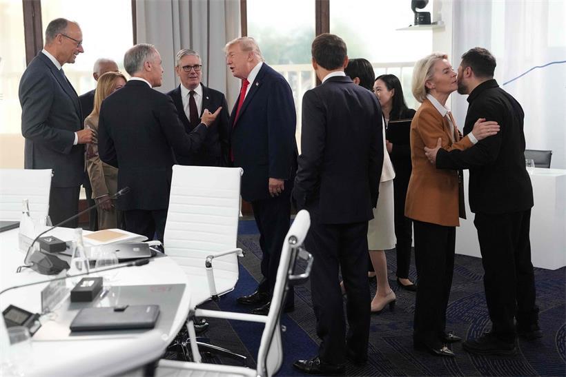 Gipfelrunde in lockerer Gesprächsrunde vor informellen Beratungen im Freien, Teamwork und Diplomatie sichtbar