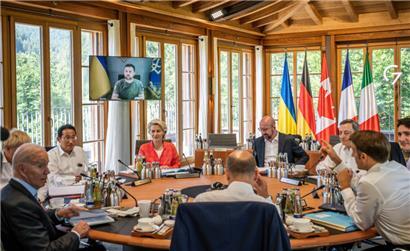 Die Gipfelteilnehmer (im Uhrzeigersinn): Bundeskanzler Olaf Scholz (Mitte, vorn), US-Präsident Joe Biden, Boris Johnson, Premierminister von Großbritannien, Fumio Kishida, Premierminister von Japan, Ursula von der Leyen, EU-Kommissionspräsidentin, Charles Michel, EU-Ratspräsident, Mario Draghi, Premierminister von Italien, Justin Trudeau, Premierminister von Kanada, und Emmanuel Macron, Präsident von Frankreich, sitzen bei der Arbeitssitzung, während der ukrainische Präsident Wolodymyr…
