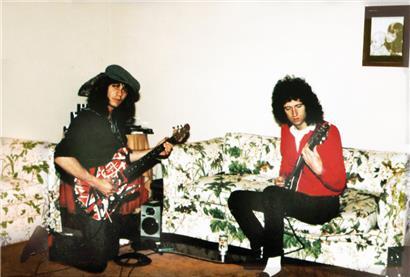 Die Gitarristen Brian May (r) und Eddie Van Halen (Aufnahme vom April 1983)
