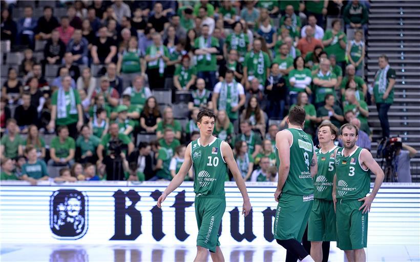 Die Gladiators Trier um den luxemburgischen Nationalspieler Thomas Grün (Nummer 10)  kämpfen um ihre Existenz – doch hinter ihnen steht eine ganze Region, die den Profi-Basketball in Trier nicht missen möchte

