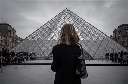 Die Glaspyramide des Louvre ist eines der Symbole der französischen Hauptstadt.
