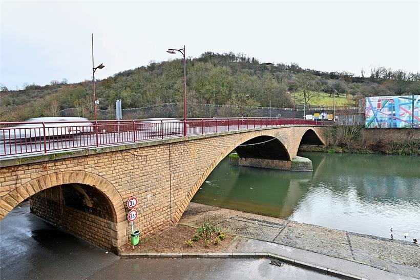 Die Grenzbrücke Richtung Deutschland an der Sauer-Mündung