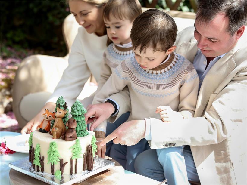 Großherzogliche Familie schneidet Kuchen zum 6. Geburtstag von Prinz Charles feierlich gemeinsam