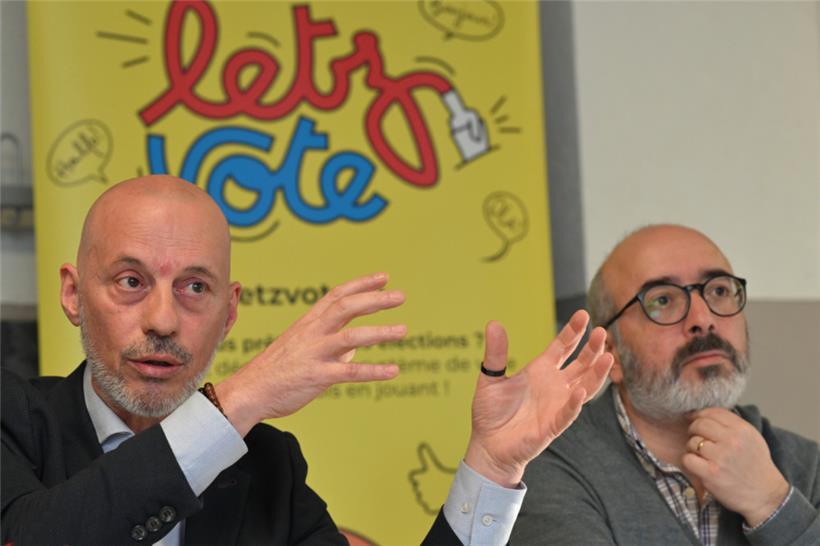 Die Gründe dafür, dass sich so wenig im Land lebende Ausländer an Politik beteiligen, sind vielschichtig. Die ASTI fordert Änderungen. Im Bild: ASTI-Präsident Evandro Cimetta (l.) und Sérgio Ferreira, Direktor für Politik.
