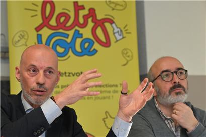 Die Gründe dafür, dass sich so wenig im Land lebende Ausländer an Politik beteiligen, sind vielschichtig. Die ASTI fordert Änderungen. Im Bild: ASTI-Präsident Evandro Cimetta (l.) und Sérgio Ferreira, Direktor für Politik.
