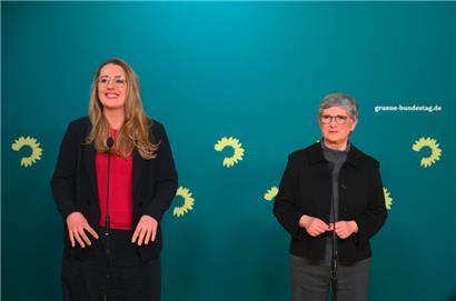 Die Grünen-Fraktionschefin Katharina Dröge (l.) und die Grünen-Chefin Britta Haßelmann sind derzeit noch skeptisch, was die dringlichen Pläne der angehenden Koalitionäre angeht
