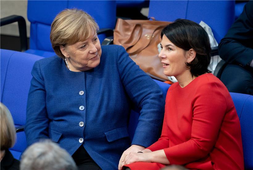 Die Grünen-Ko-Vorsitzende Annalena Baerbock (r.), hier auf einem Bild vom Januar dieses Jahres, traut sich zu, Nachfolgerin von Angela Merkel zu werden
