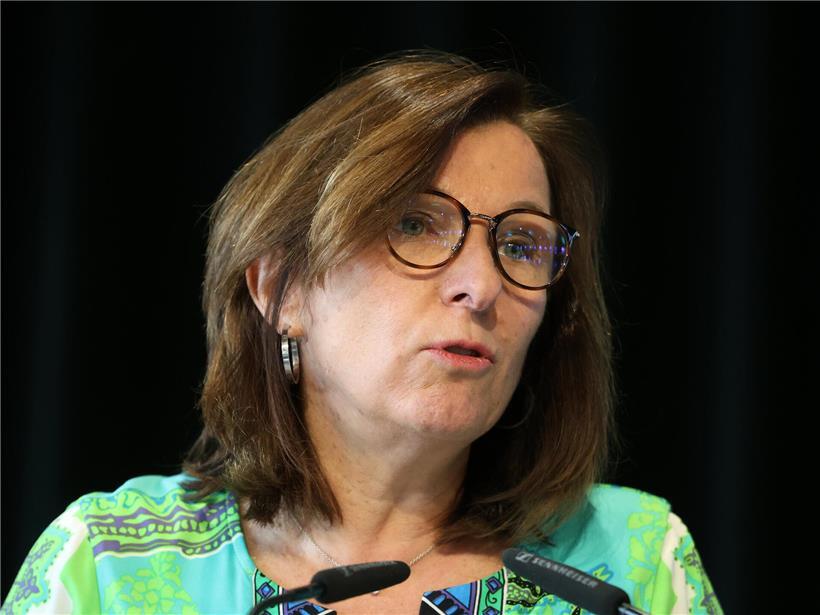 Tilly Metz von den Grünen spricht im Parlament und warnt vor Folgen für den Rechtsstaat