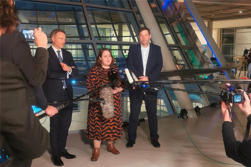 Die Grünen-Vorsitzende Ricarda Lang (M.) redet neben dem FDP-Chef und deutschen Wirtschaftsminister Christian Lindner (l.) und SPD-Chef Lars Klingbeil über die Ergebnisse der Koalitionsberatungen
