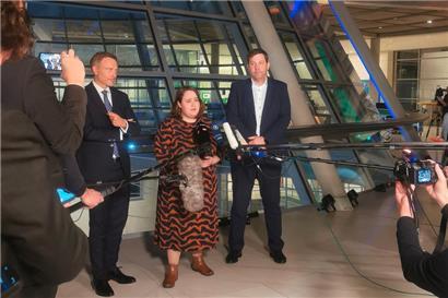 Die Grünen-Vorsitzende Ricarda Lang (M.) redet neben dem FDP-Chef und deutschen Wirtschaftsminister Christian Lindner (l.) und SPD-Chef Lars Klingbeil über die Ergebnisse der Koalitionsberatungen
