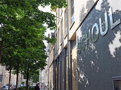 Grundschule in der rue Michel Welter, Luxemburg-Stadt, modernes Schulgebäude bei klarem Himmel
