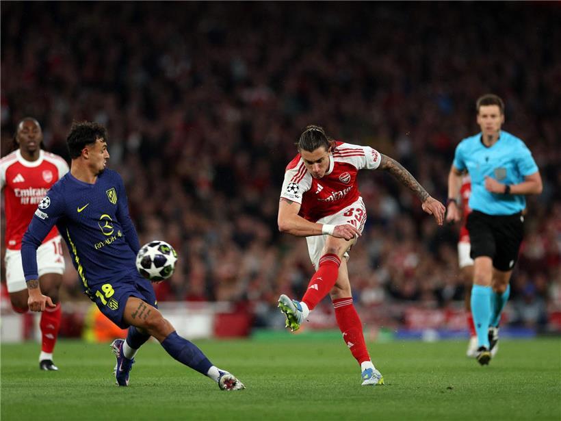 Die Gunners und der italienische Abwehrspieler Riccardo Calafiori (r.) hielten im eigenen Stadion die Null