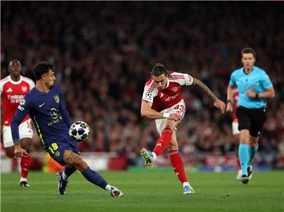 Die Gunners und der italienische Abwehrspieler Riccardo Calafiori (r.) hielten im eigenen Stadion die Null