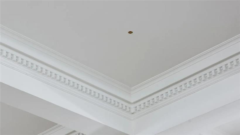 Die Gurke klebt an der Decke einer Kunstgalerie in Auckland
