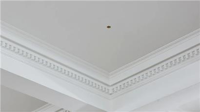 Die Gurke klebt an der Decke einer Kunstgalerie in Auckland
