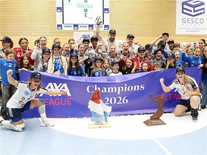 HBD-Damen jubeln mit Pokal und feiern ihren zwölften Meistertitel im Handball-Teamkleidung