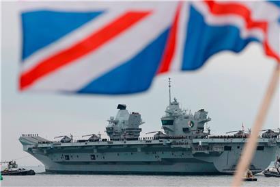 Die HMS Queen Elizabeth beim Auslauf: Der neue Flugzeugträger der Briten trägt den Namen der Königin 
