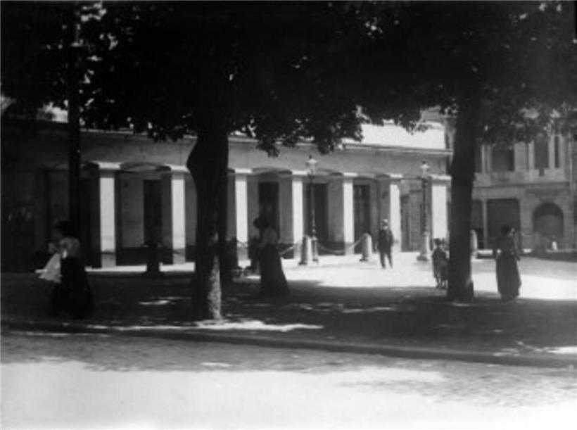 Haptwuecht Festumzug am Paradeplatz Zürich im Jahr 1900 mit historischen Trachten und Festwagen
