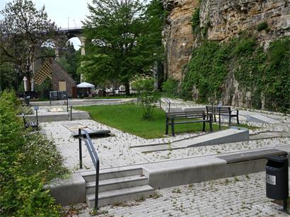 Halb fertige Minigolfanlage mit Bauarbeiten, geplante Eröffnung der Hälfte bis 31. Juli, Freizeit und Outdoor-Sport