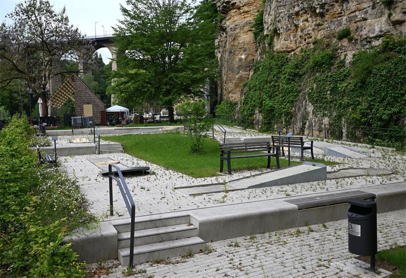Halb fertige Minigolfanlage mit Bauarbeiten, geplante Eröffnung der Hälfte bis 31. Juli, Freizeit und Outdoor-Sport