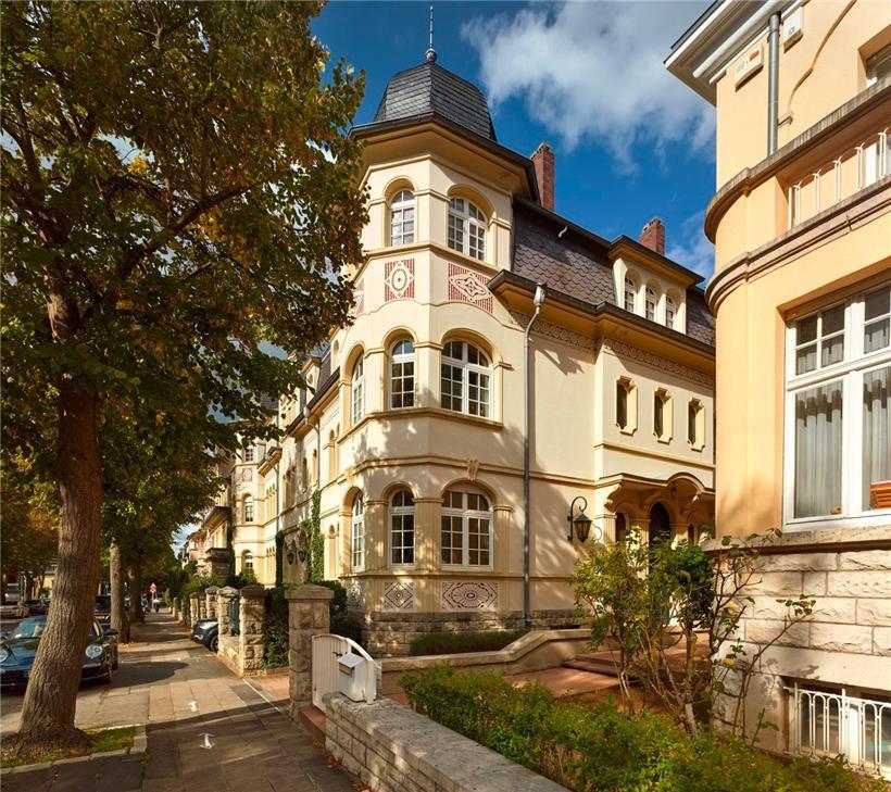 Die Häusergruppe 36-40 nach Plänen des Architekten Nicolas Schmit-Noesen in den 1920er Jahren für den Chefarzt im städtischen Krankenhaus erbaut. Auf Nr. 34 rechts daneben wohnte der Besitzer der „Belle Jardinière“.
