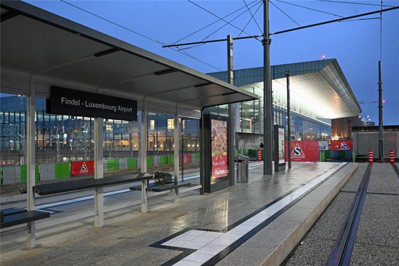 Die Haltestelle befindet sich nur einige Meter vom Haupteingang des Flughafengeb...