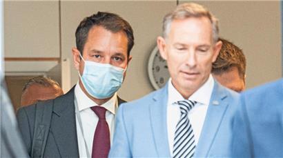 Die Handy-Daten von Thomas Schmid (l. mit Maske), ehemaliger Chef der österreichischen Staatsholding Öbag und ehemaliger Generalsekretär im österreichischen Finanzministerium, sorgen seit zwei Jahren in der Alpenrepublik für Schlagzeilen
