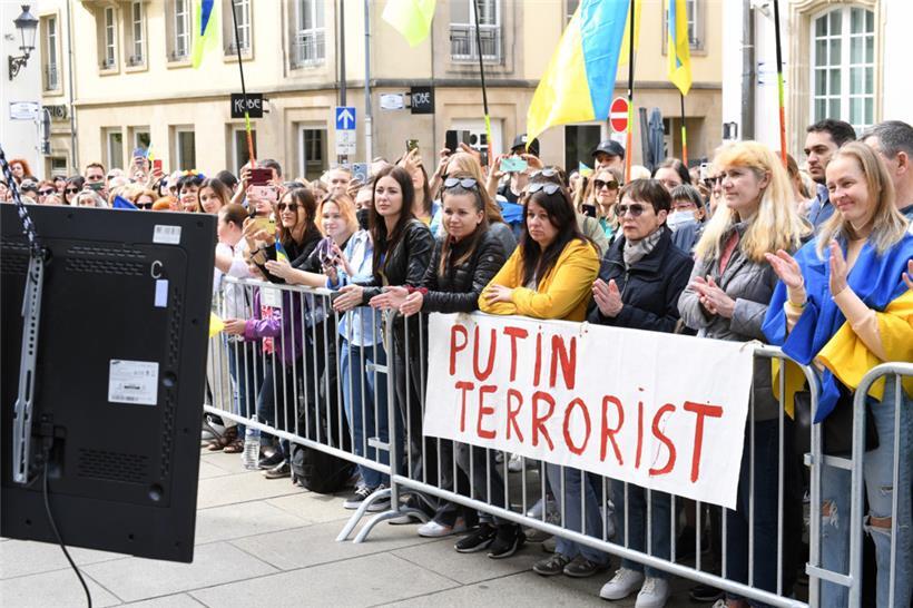 Die Handys werden gezückt, als der ukrainische Präsident Wolodymyr Selenskyj am Donnerstagmorgen auf einem vor der Abgeordnetenkammer installierten Monitor erscheint
