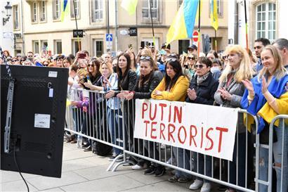 Die Handys werden gezückt, als der ukrainische Präsident Wolodymyr Selenskyj am Donnerstagmorgen auf einem vor der Abgeordnetenkammer installierten Monitor erscheint
