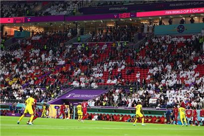 Die Hauptttribüne beim Spiel Katar – Ecuador im Al-Bait Stadion, nach der Halbzeit
