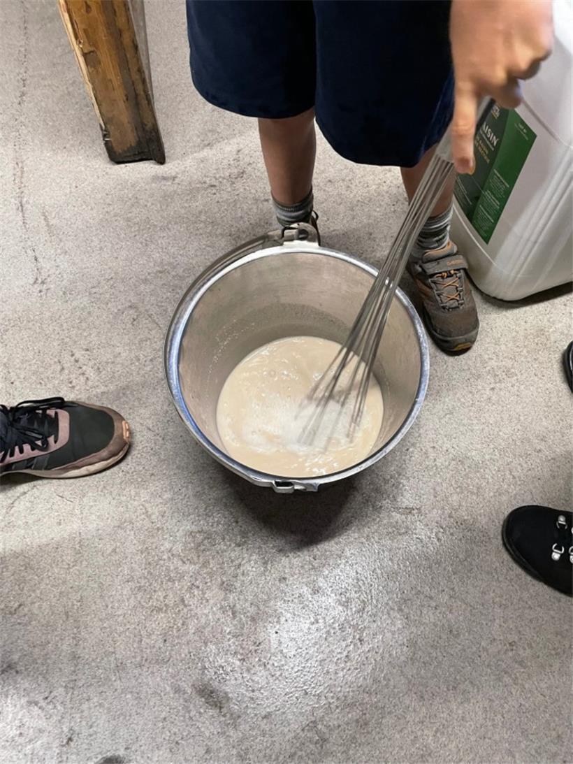 Die Hefe wird angerührt