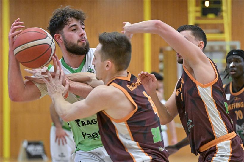 Die Heffinger versuchen, Lazar Lukic vom Ball zu trennen
