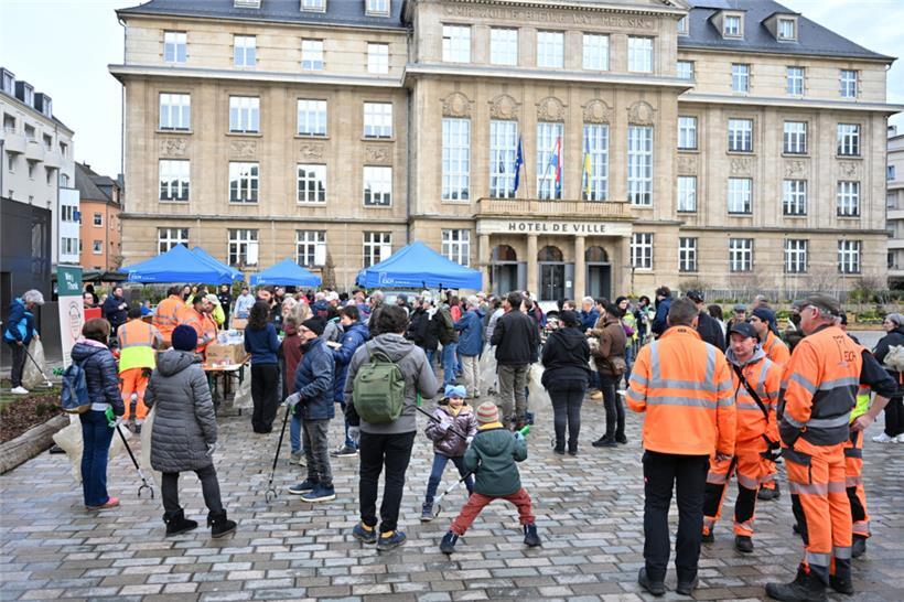 Die Helfer haben achtlos weggeworfenen Abfall in der Stadt eingesammelt
