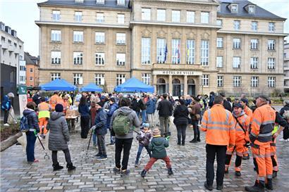 Die Helfer haben achtlos weggeworfenen Abfall in der Stadt eingesammelt
