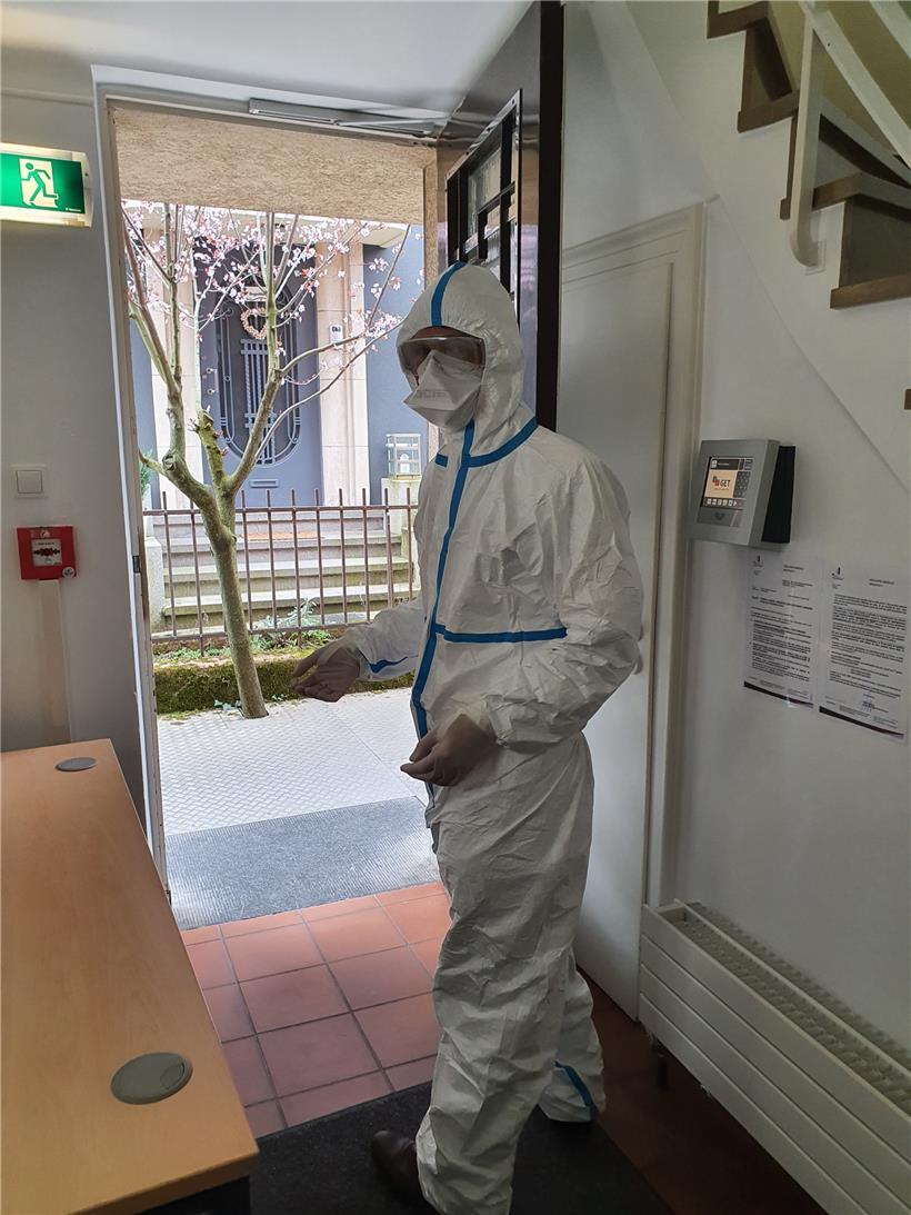 Die Helfer in der „Maison médicale“ sind mit Tyvek-Anzügen, Schutzbrillen und Mundschutz ausgestattet
