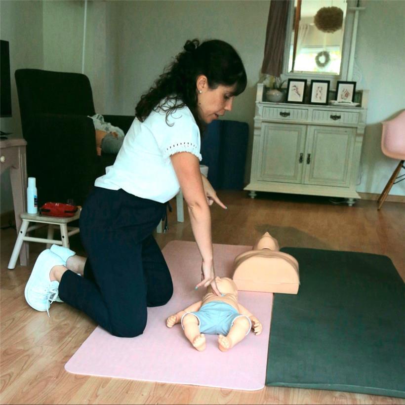 Die Herzdruckmassage wird beim Säugling mit zwei Fingern durchgeführt