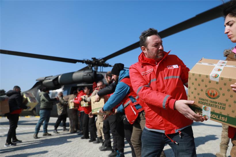 Die Hilfsgüter werden per Helikopter an Ort und Stelle geliefert
