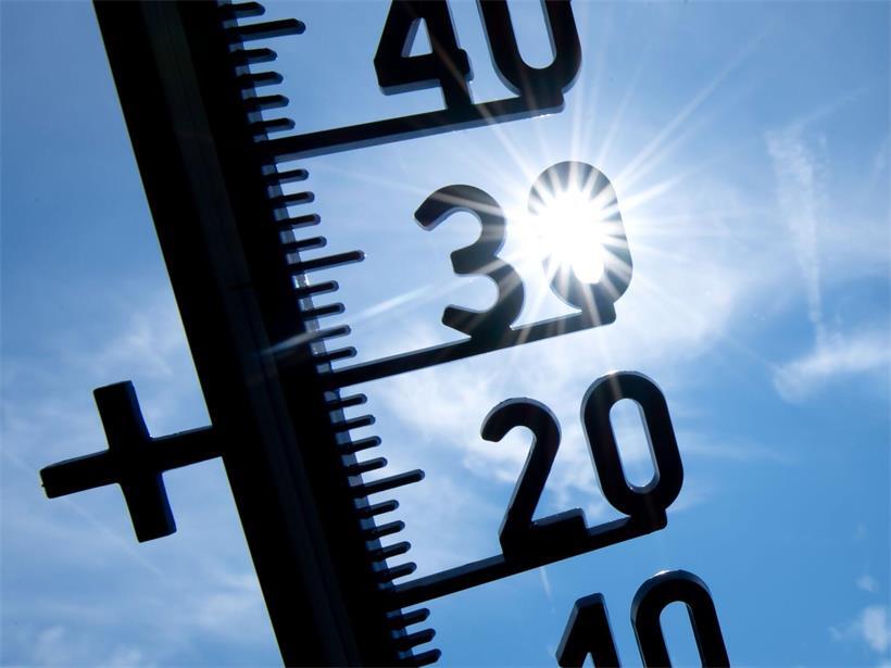 Thermometer in München zeigt über 30 Grad Celsius, erste Hitzewelle des Sommers 2019 in Bayern