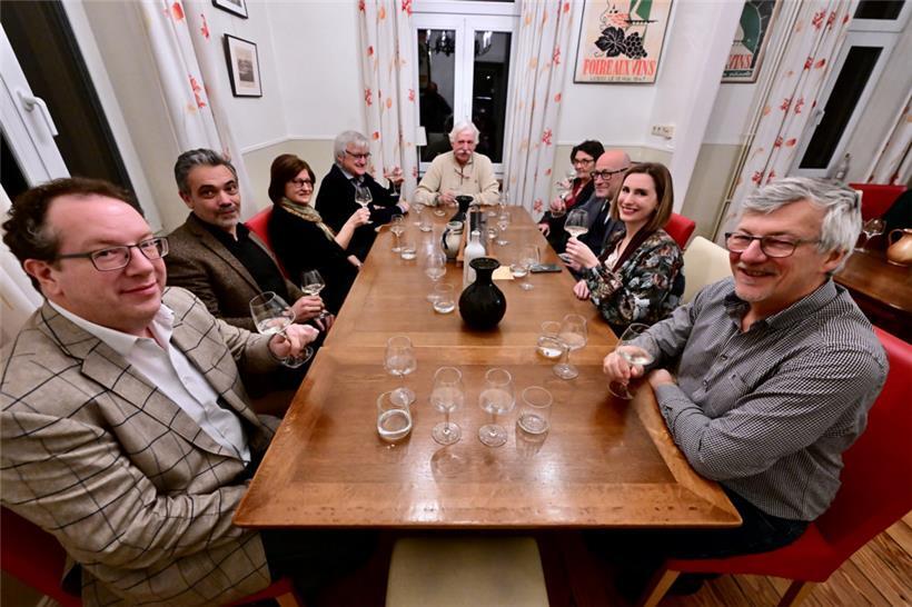 Die Hobby-Weinverkoster waren auf drei Tische verteilt